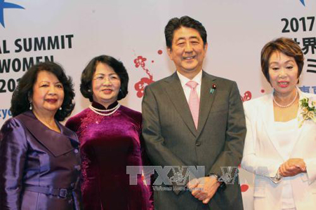 Phó Chủ tịch nước Đặng Thị Ngọc Thịnh chụp ảnh chung với Thủ tướng Nhật Bản Shinzo Abe đến dự Lễ khai mạc hội nghị.